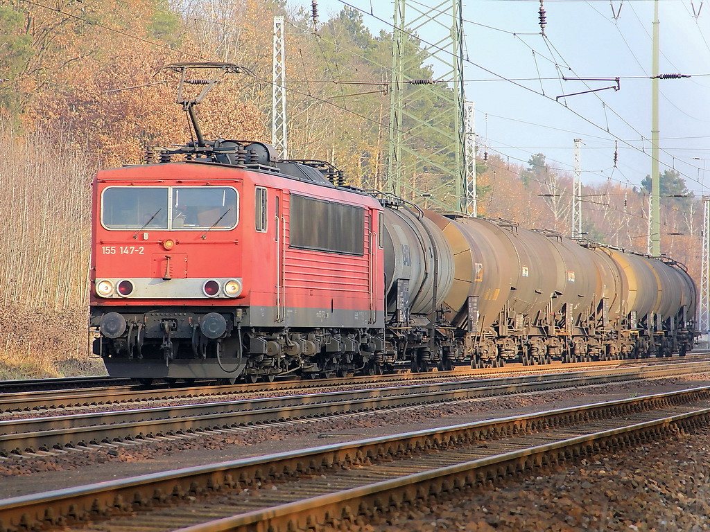 155 147-2 mit einem kurzen G�terzug leerer Kesselwagen am 22. November 2011in Diedersdorf.