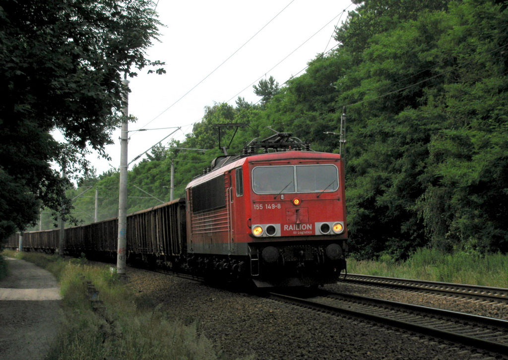 155 149-8 mit ihrem G�terzug beladen mit Kies in Richtung Norden bei der Durchfahrt durch Bestensee.