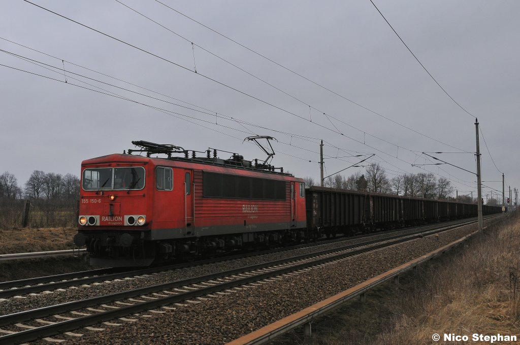 155 150-6 war mit einem Rolldachwagenzug nach Spreewitz am B� 72 unweit von Priort unterwegs (18.03.11)