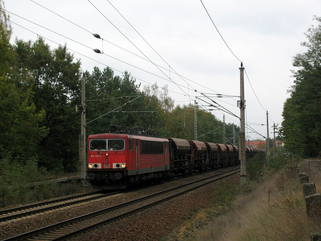 155 152-2 mit einem Leerzug Sch�ttgutwagen Richtung S�den durch Bestensee am 21.10.2009.