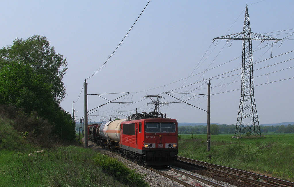 155 152-2 zog als n�chstes mit einem gemischten G�terzug Richtung Genshagener Heide an uns vorbei. 29.04.2011