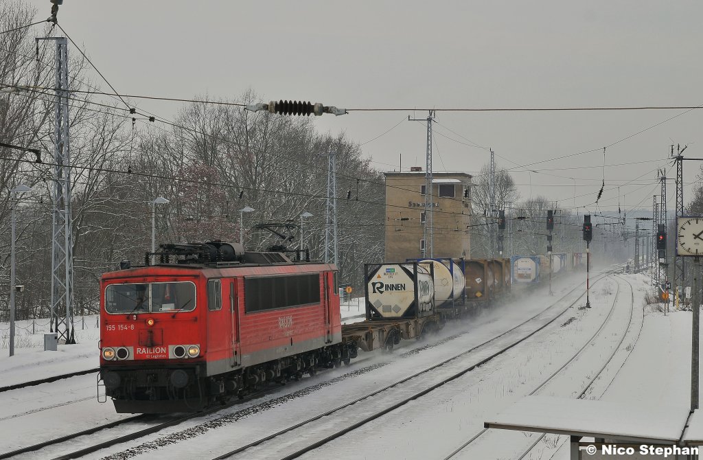 155 154-8 hatte einen Containerzug mit Fl�ssigkeitscontainern zu ziehen,Saarmund (04.01.11)