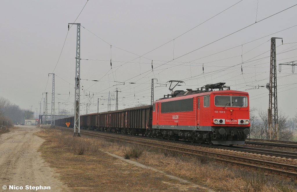 155 158-9 war mit einem Rolldachwagenzug unterwegs nach Spreewitz,Saarmund (15.03.11)