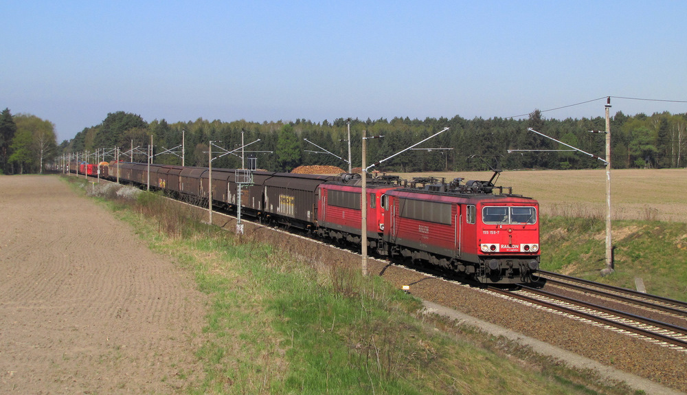 155 159-7 und 155 207-4 fuhren hier mit einem gemischten G�terzug durch Pillgram Richtung Frankfurt/Oder. 20.04.2011

