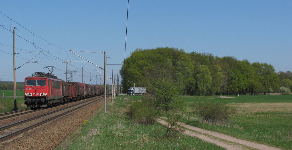 155 159-7 mit ihrem kam um 14:57 an den drei Fotografen vorbei, um ihren Stahlzug von Ziltendorf nach Seddin zu ziehen. Gr��e f�rs Tr�ten zur�ck!