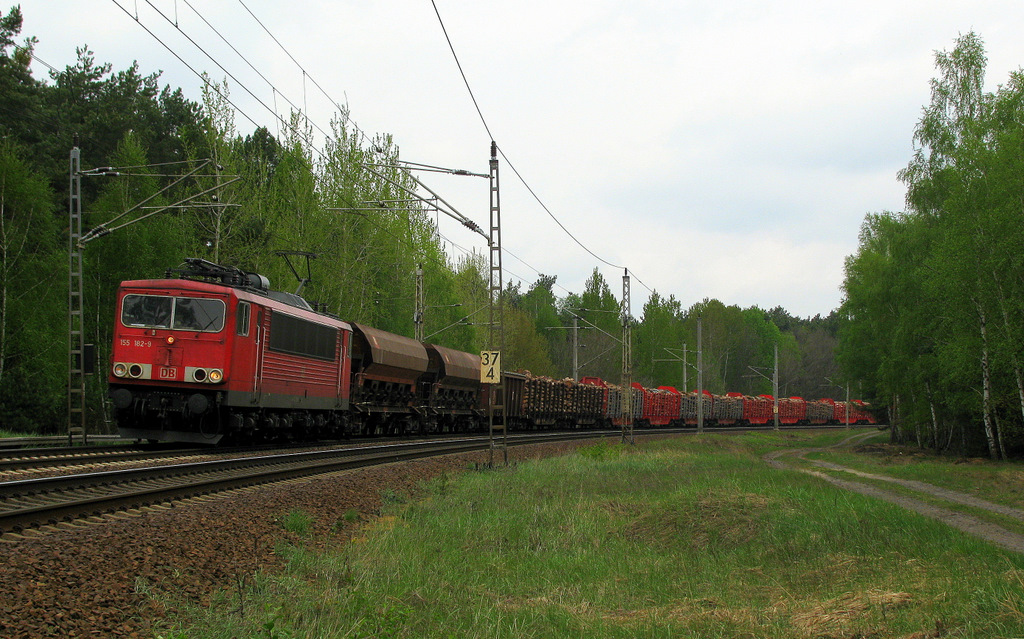 155 162-9 kam mit einem fast nur mit holzbeladenen Zug Richtung Frankfurt/Oder am 01.Mai 2010 durch Bestensee.