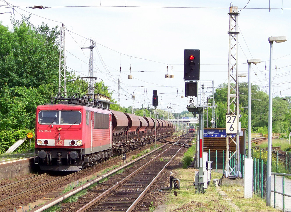 155 179-5 ballert hier mit seinem G�terzug durch den Bhnhof von K�nigs Wusterhausen in Richtung L�bbenau/Spreewald. 22.05.2009