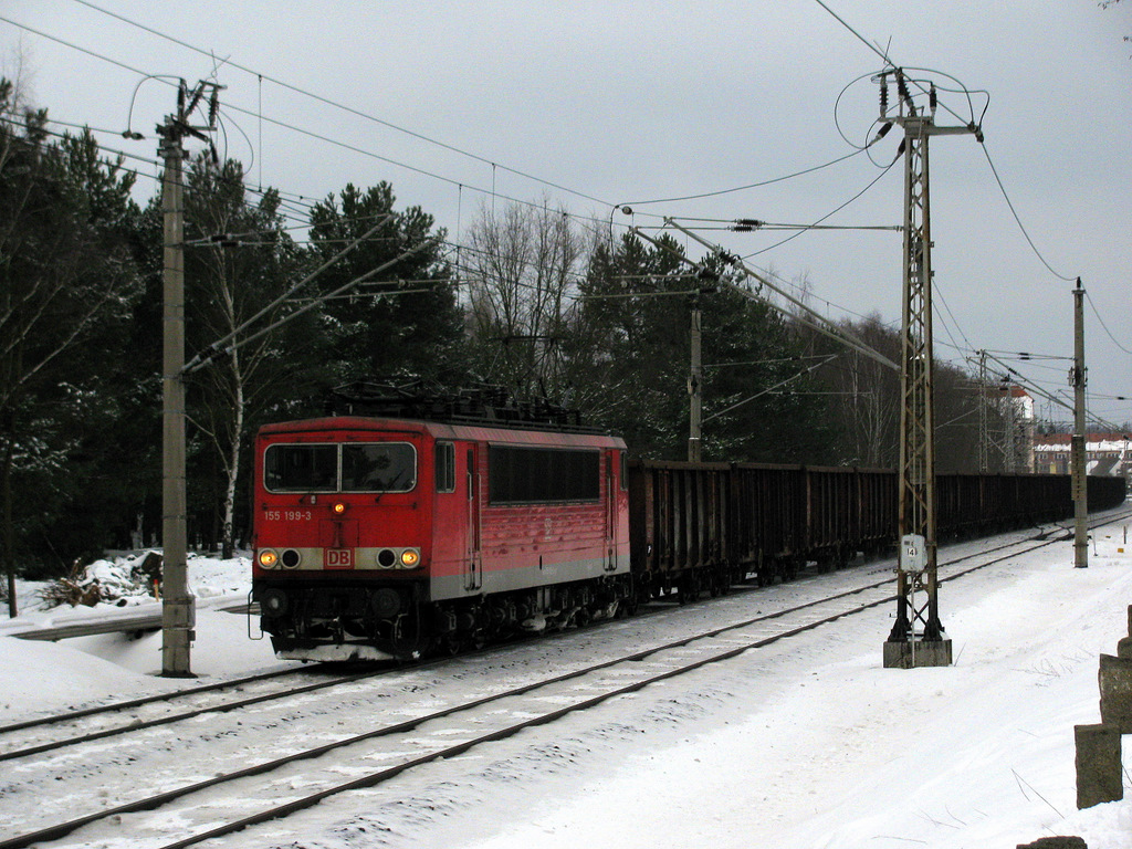 155 199-3 passieren hier gerade am 15.02.2010. die letzten Schneereste Bestensees.
