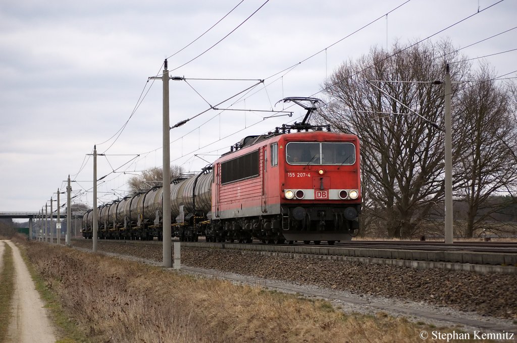 155 207-4 mit Kesselzug die mit Schwefel, geschmolzen bef�llt sind zwischen Gro�wudicke und Rathenow in Richtung Stendal unterwegs. 28.03.2011