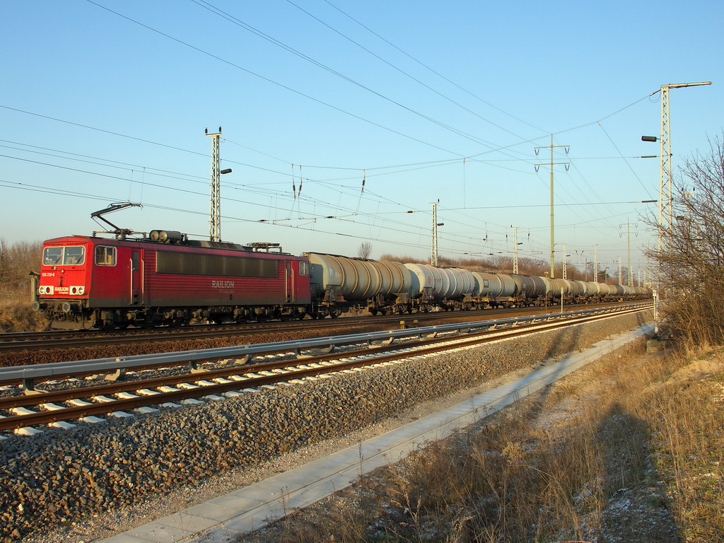 155 210-8 hat am 30. Januar 2012 mit einem G�terzug Kesselwagen gerade den Bahnhof Berlin Sch�nefeld Flughafen in Richtung Genshagener Heide passiert. 
