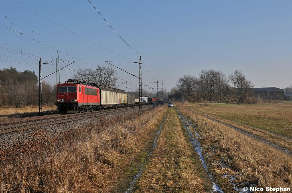 155 212-4 konnte mit ihrer gemischten Fuhre schon von weitem  geh�rt  werden,hier durchf�hrt sie gerade Ahrensdorf (29.01.11)