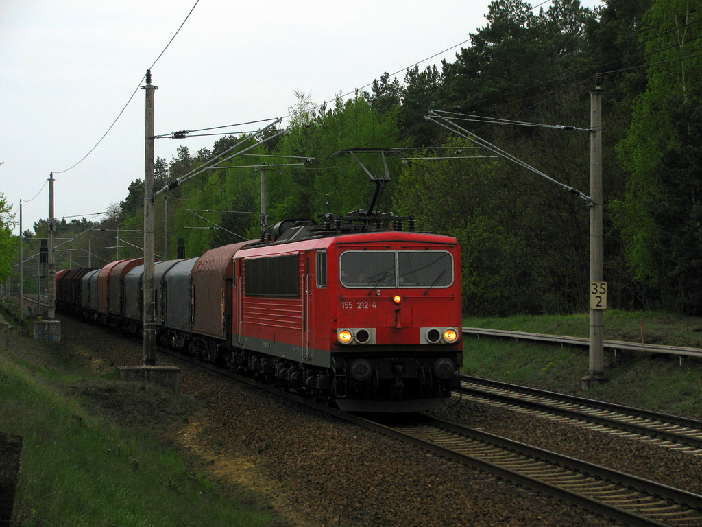 155 212-4 ohne Unternehmenszeichen mit einem Feiertagsg�terzug von Zagan Richtung Seddin am 2.Mai durch Bestensee.