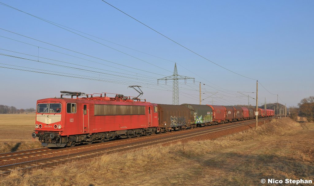 155 219-9 in orientrot hatte einen vollen Blechrollenzug von Ziltendorf nach Seddin zu bringen und passiert die Fotoh�gel von Nudow (03.03.11)