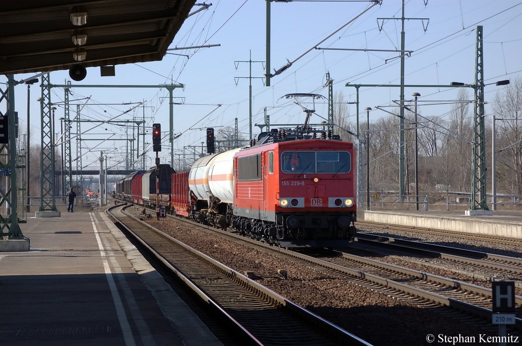 155 229-8 mit einem gemischten GZ in Berlin Sch�nefeld Flughafen in Richtung Gr�nauer Kreuz unterwegs. 08.03.2011