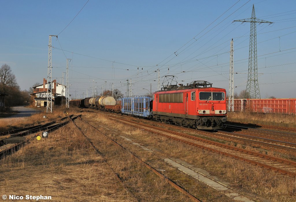 155 231-4 hatte ebenfalls eine lange gemischte Wagenschlange am Haken,als sie durch Satzkorn rollte (21.02.11)