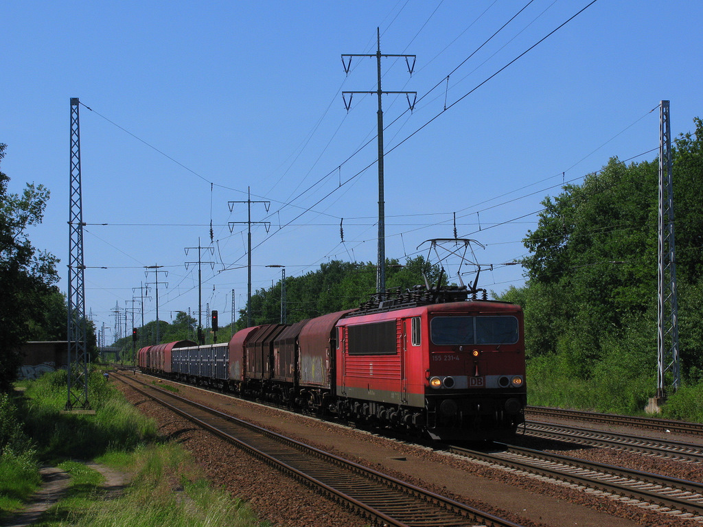 155 231-4 mit gemischten G�terzug und sehr nettem Tf, der sich zum gr��en seines Verwandten aus dem Fenster hang. 02.06.2011