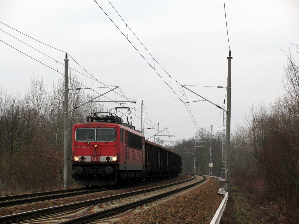155 245-5 beschleunigt am 13.12.2009 langsam durch den Osten Calau&acute;s Richtung Cottbus.