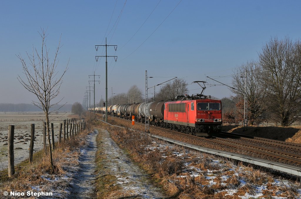 155 252-0 donnert mit einem langen Kesselzug auf den Ort Diedersdorf zu (29.01.11)