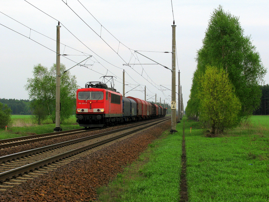 155 254-4 mit einem beschaulichen Feiertagsg�terzug (Ziltendorf - Seddin) am 1.Mai durch L�pten Richtung Berlin.