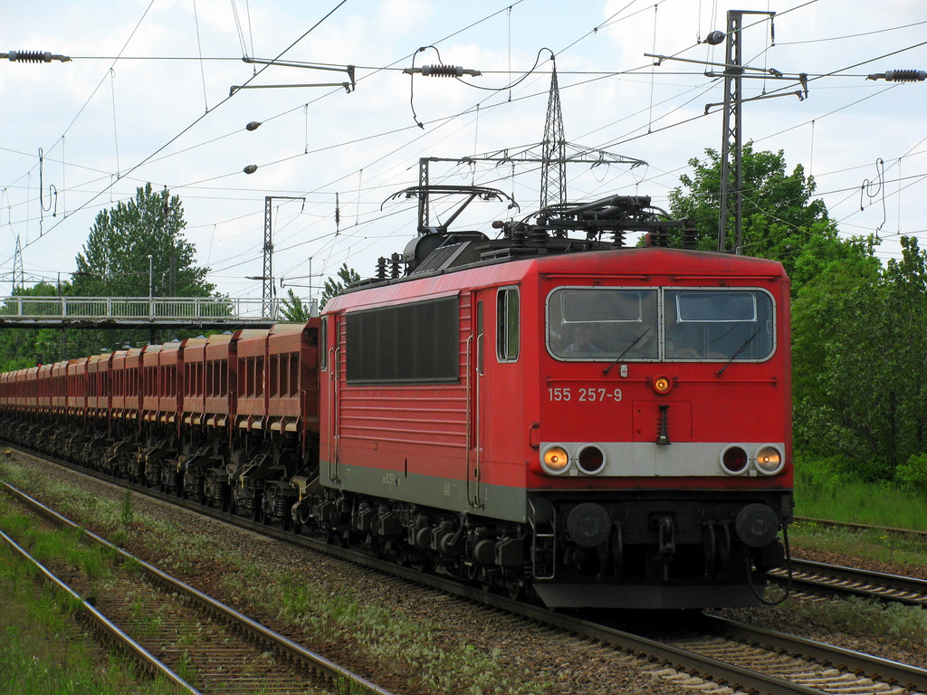 155 257-9 wurde mal anders aufgenommen. Sie ist am 25.05.2010 von Haldensleben Richtung Berlin Gr�nau zum BBI unterwegs und durchquert dabei Saarmund.