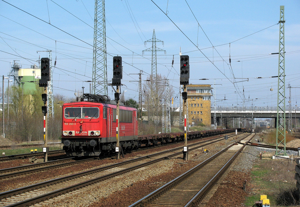 155 260-3 kommt mit einem komplett leeren, aber ziemlich langen Containerzug am 08.04.2010 in den Bahnhof von Berlin Sch�nefeld Flughafen gefahren.