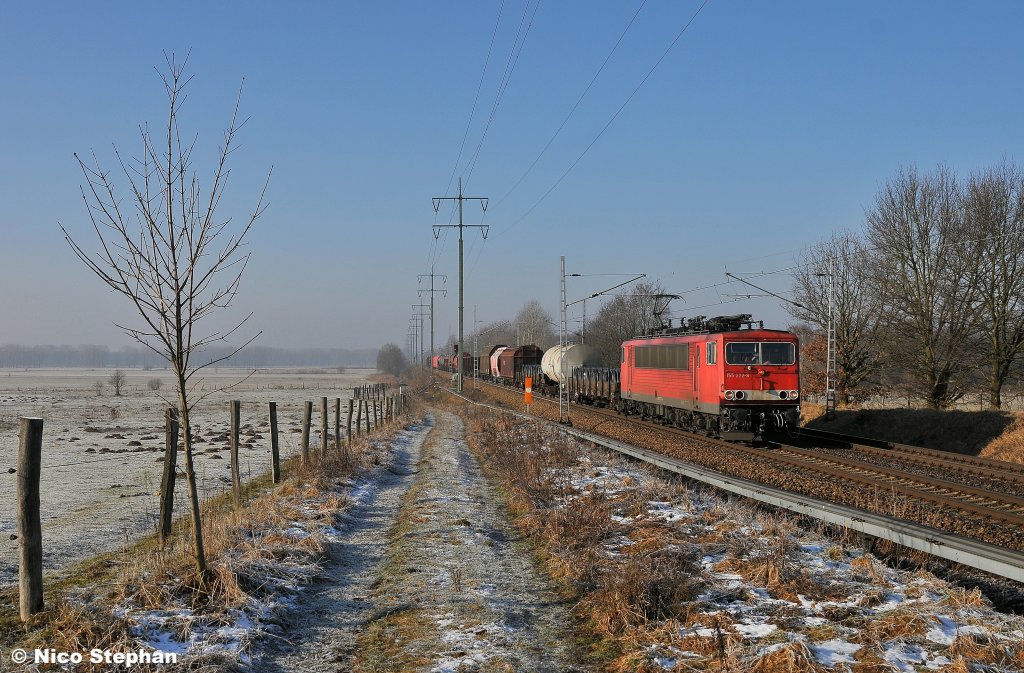 155 272-8 f�hrt mit einem gemischten Zug durch Diedersdorf (29.01.11)