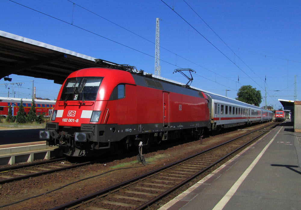 182 001-8 hier bei der Ausfahrt mit dem EC 340  Wawel  (Krakow Glowny -> Hamburg-Altona) aus dem Bahnhof von Cottbus. 28.06.2010
