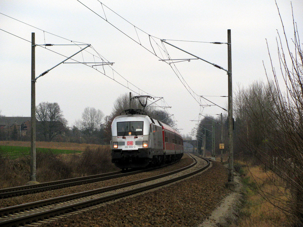 182 004-2 mit dem RE nach Leipzig am 13.12.2009, dem Tag nach dem Fahrplanwechsel, in Cabel bei Calau. Die 182er verkehrer f�r DB Regio NO an diesen Z�gen, da Bombardier bis Heute es nicht geschafft hat die Baureihe 442 zulassen zu lassen.