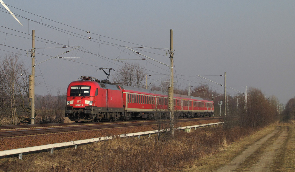 182 007-5 f�hrt mit dem RE10 von Cottbus nach Leipzig Hbf druch Tornitz. N�chster Halt des Zuges ist Calau/Niederlausitz. 03.03.2011
