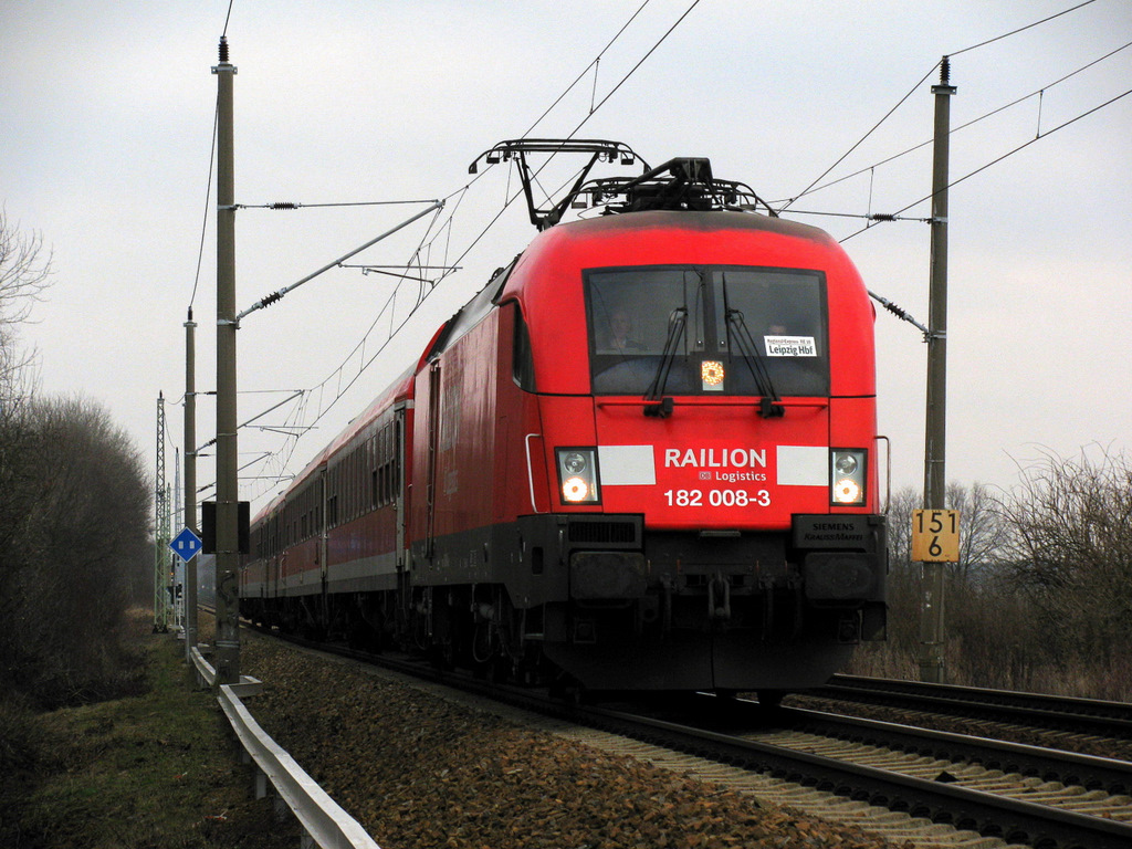 182 008-3 mit einem RE nach Leipzig Hbf am 13.12.2009 aufgenommen in der Einfahrt des Bahnhofs Calau&acute;s.
