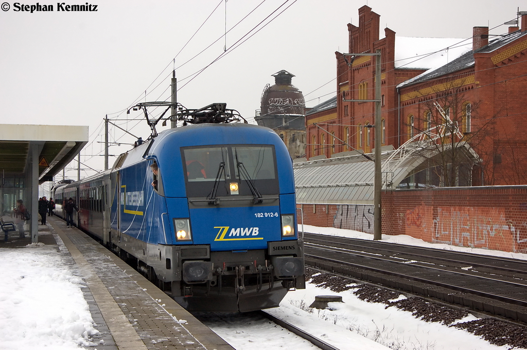 182 912-6 MWB - Mittelweserbahn GmbH f�r ODEG - Ostdeutsche Eisenbahn GmbH mit dem RE4 (RE 37319) von Rathenow nach Ludwigsfelde in Rathenow. 10.12.2012