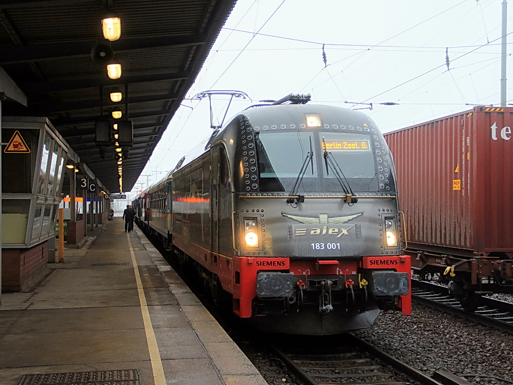 183 001-7 am 23. Dezember 2011 bei Nieselregen mit dem VX 81142 von Plauen(Vogtl) ob Bf nach Berlin Zoologischer Garten, bei einem l�ngeren Aufenthalt im Bahnhof Berlin Sch�nefeld Flughafen. 