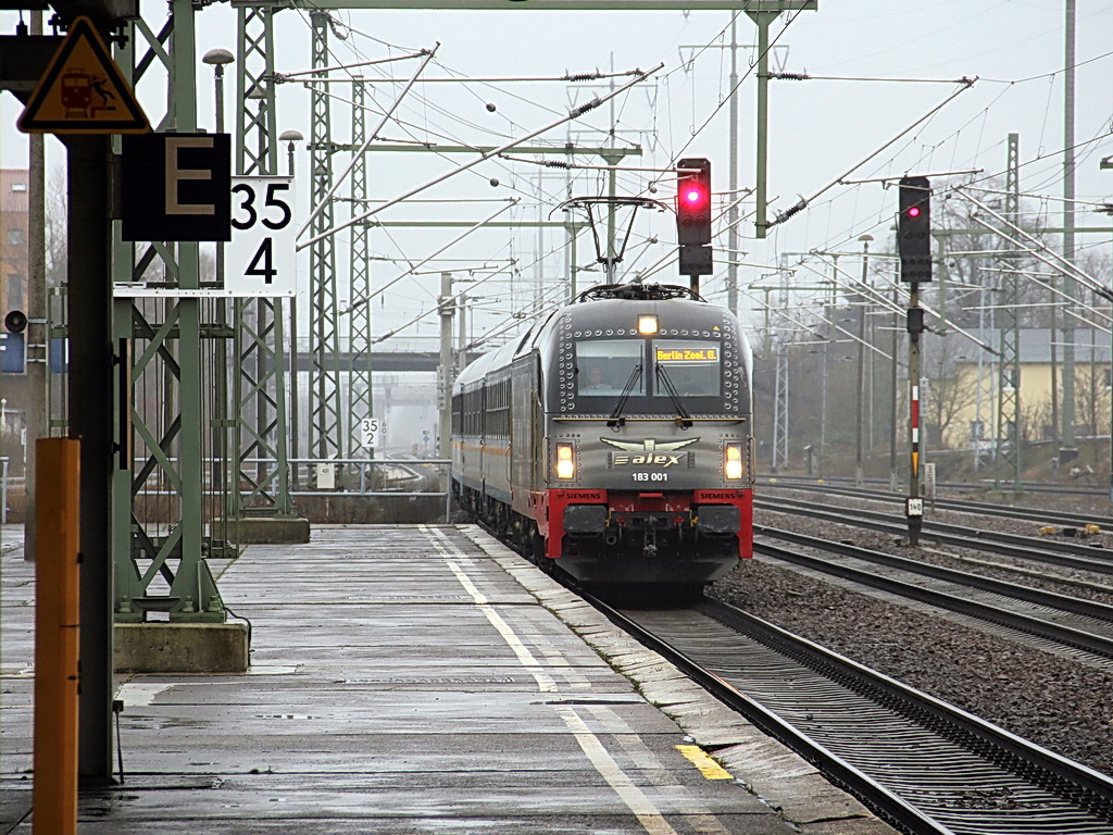 183 001-7 mit dem VX 81146 von Plauen(Vogtl) ob Bf nach Berlin Zoologischer Garten, bei der Einfahrt in dem Bahnhof Berlin Sch�nefeld Flughafen am 26. Dezember 2011 bei Nieselregen. Gru� zur�ck! 