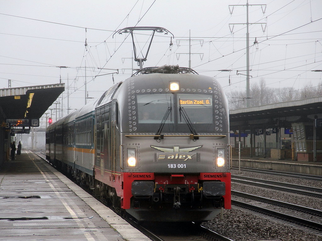 183 001-7 mit dem VX 81146 von Plauen(Vogtl) ob Bf nach Berlin Zoologischer Garten, bei der Ausfahrt aus dem Bahnhof Berlin Sch�nefeld Flughafen am 26. Dezember 2011 wieder bei Nieselregen. Danke f�r die super Ausfahrt.