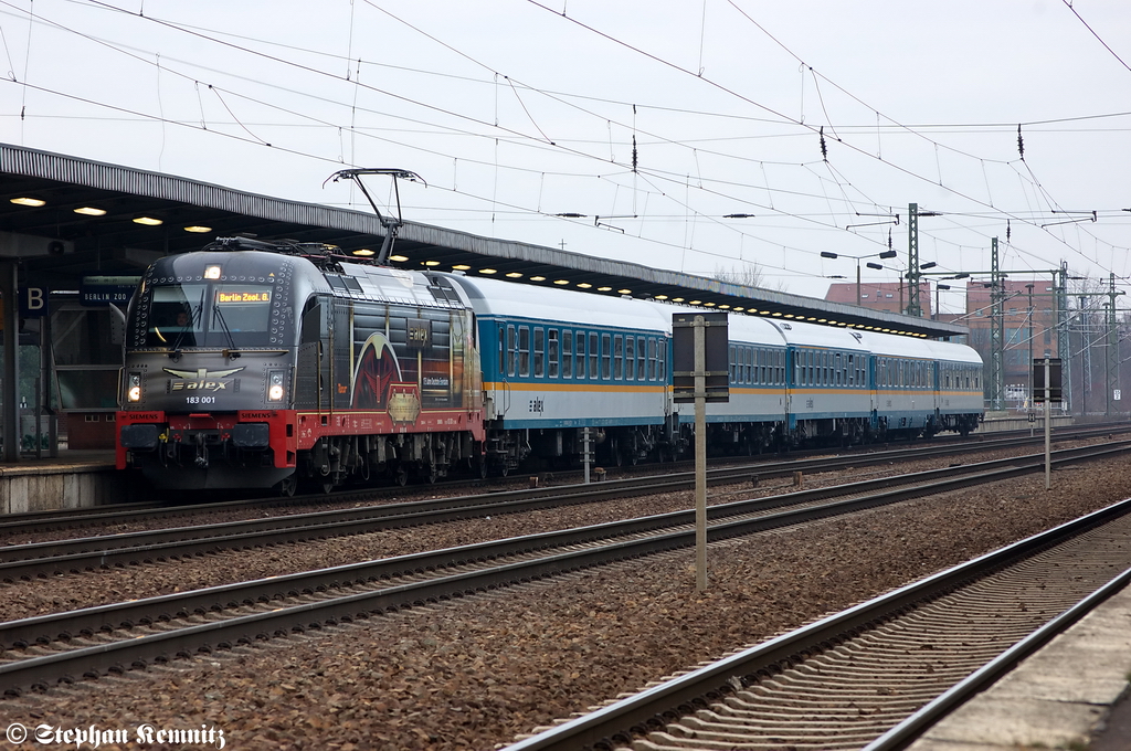 183 001-7 mit dem VX 81142 von Plauen(Vogtl) ob Bf nach Berlin Zoologischer Garten in Berlin-Sch�nefeld Flughafen. 28.12.2011