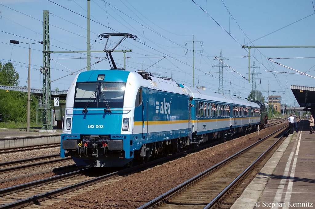 183 003 Alex fuhr als Schublok am DPE 80377 mit und unterst�tze die 02 0201-2 und zusammen sind sie gerade in Berlin Sch�nefeld-Flughafen. 02.06.2011
