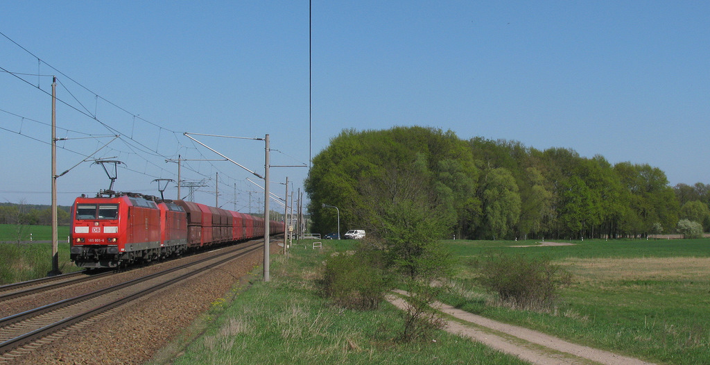 185 005-6 + 185 143-5 schlichen mit einem Erzpendel von Ziltendorf nach Hamburg Waltershof an den Fotografen und der sch�nen fr�hlingshaften Landschaft vorbei. 20.04.2011