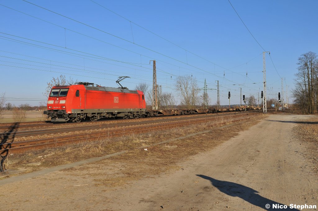 185 018-9 hatte mit ihrem sehr schlecht ausgelasteten Containerzug leichtes Spiel,als sie durch Saarmund rollte (08.03.11)
