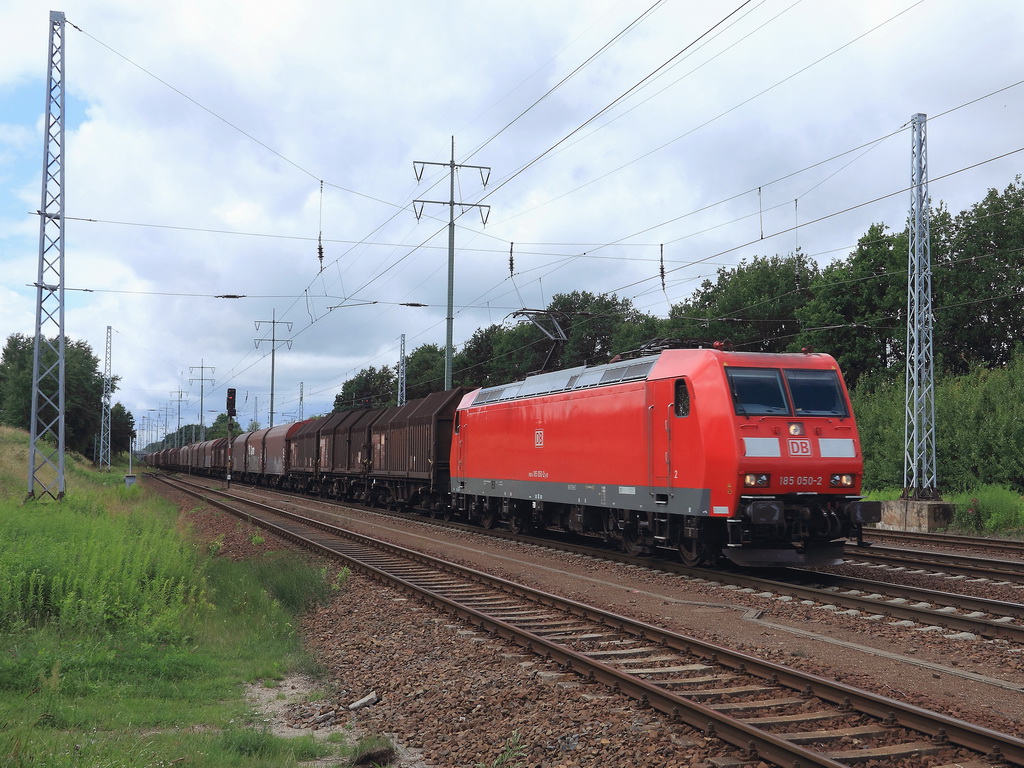 185 050-2  passiert mit einem gemischten G�terzug den s�dlichen Berliner Au�enring bei Diedersdorf am 14. Juli 2012.