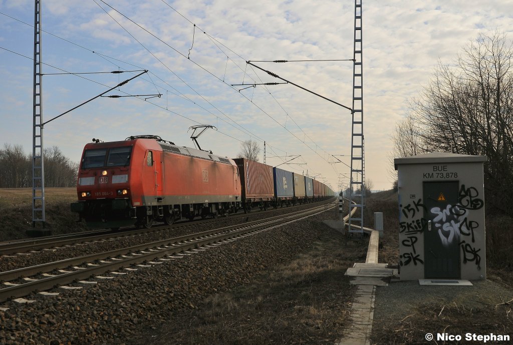 185 064-3 mit einem weiteren Containerzug an die Nordsee,passiert gleich den B� 72 bei Priort (24.02.11)