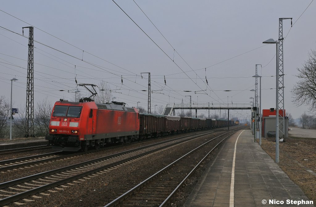 185 070-0 war mit einem Schrottzug nach Seddin unterwegs,Saarmund (15.03.11)