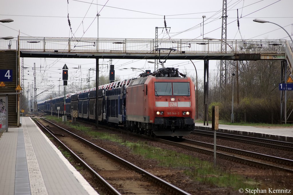 185 144-3 mit Citro�n und Peugeot Autozug in Priort in Richtung Hennigsdorf unterwegs. 05.04.2011