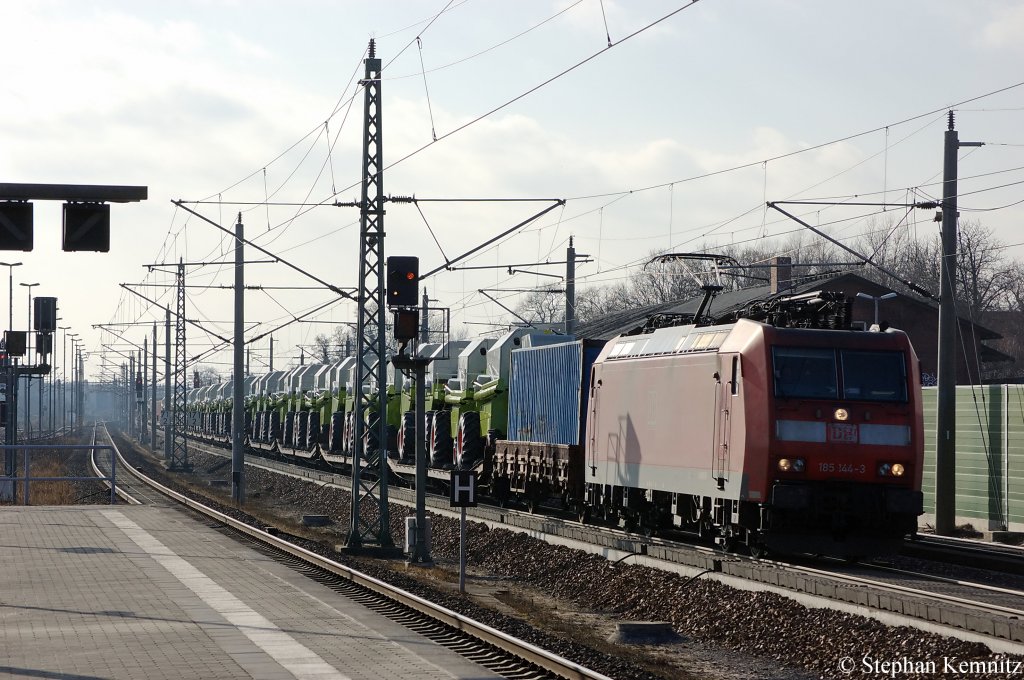 185 144-3 mit einem CLAAS M�hdrescher GZ in Rathenow in Richtung Wustermark unterwegs. 05.03.2011