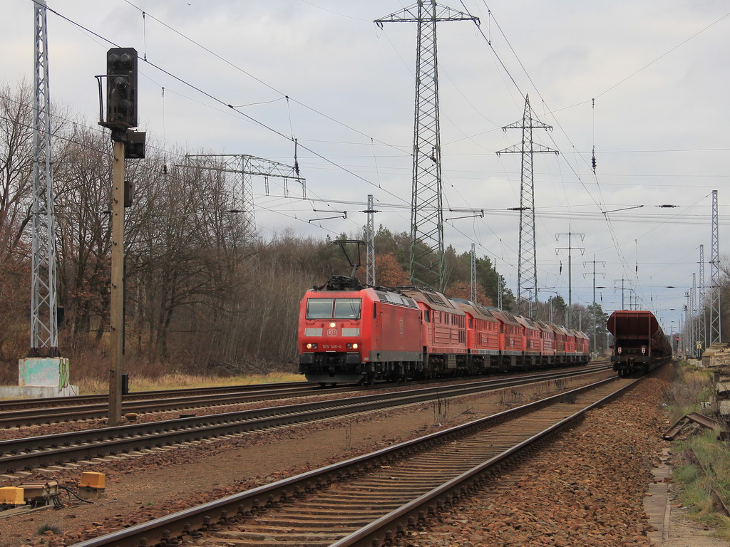 185 148-4 mit einem Lokzug bestehend aus 232 679-1, 232 642-9, 232 688-2, 232 497-8, 232 623-9, 232 5XX-0, 232 383-0, 232 XXX-X, 232 354-1 und 232 465-5 am  17. Dezember 2011 durchf�hrt Diedersdorf.