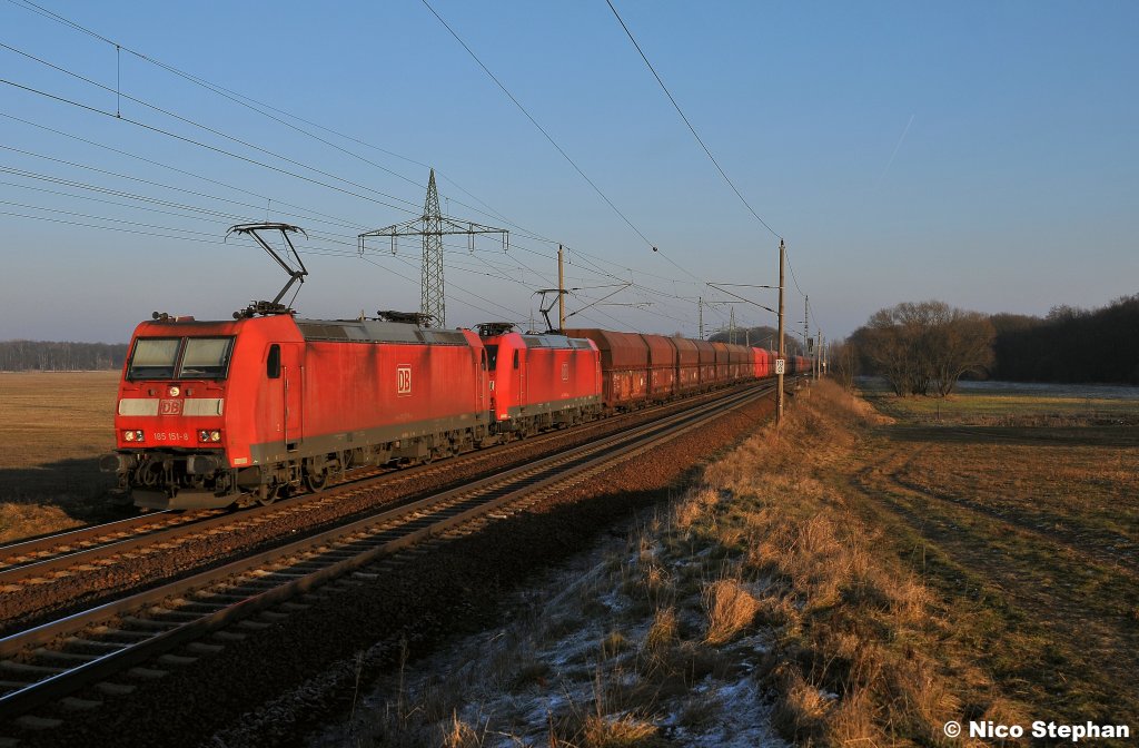 185 151-8 & 185 015-5 kommen mit dem leeren Erzzug aus Ziltendorf angedonnert,hier in der Abendsonne bei Nudow (29.01.11)
