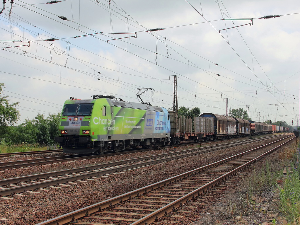 185 152-6 auf der Fahrt Richtung Potsdam, aufgenommen am Bahnhof Saarmund am  04. Juli 2012.

