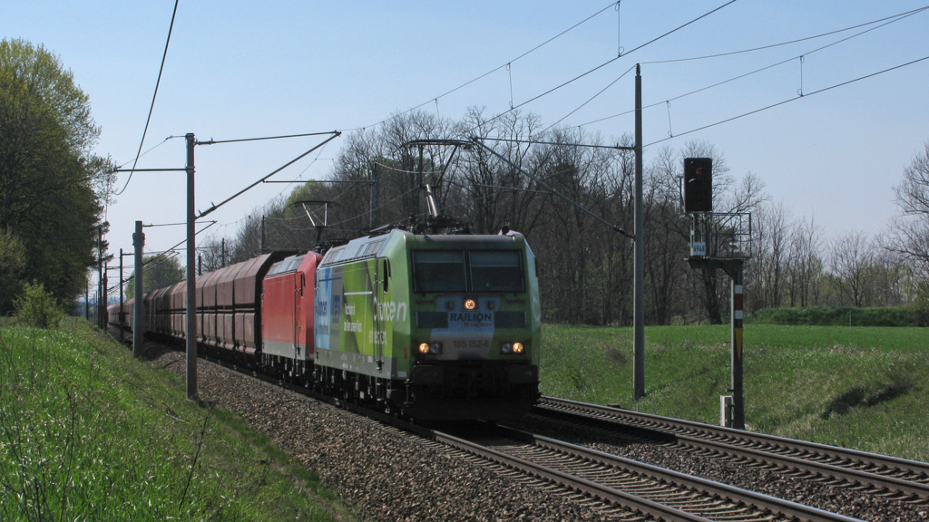 185 152-6 (Kali + Salz) kam uns bereits zum zweiten mal vor die Flinte. Sie zog zusammen mit 185 153 einen Erzzug von Hamburg Waltershof Richtung Ziltendorf. 20.04.2011