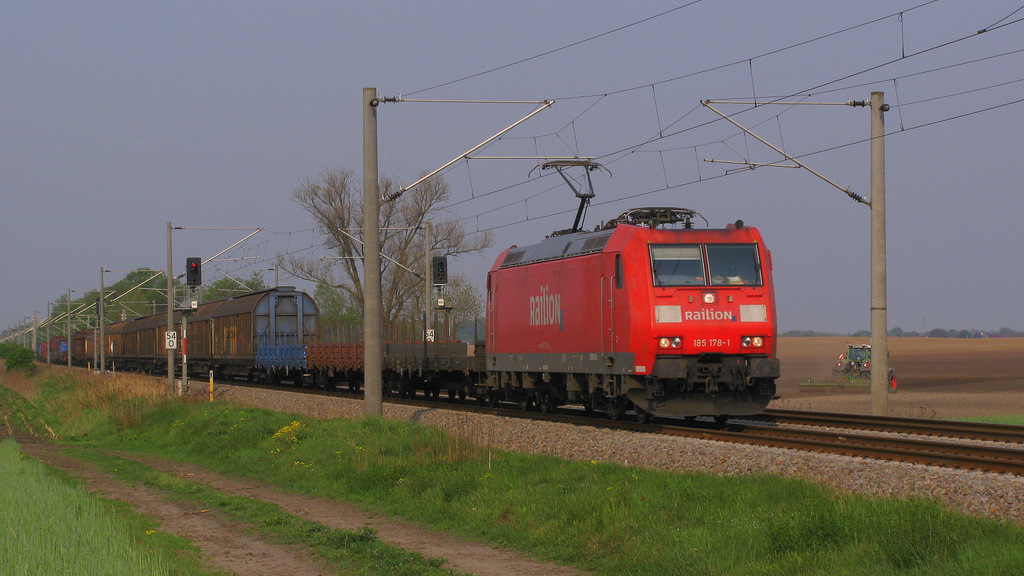 185 178-1 kam dann etwas sp�ter mit einem gemischten G�terzug Richtung Werder durch Jeseritz. 29.04.2011
