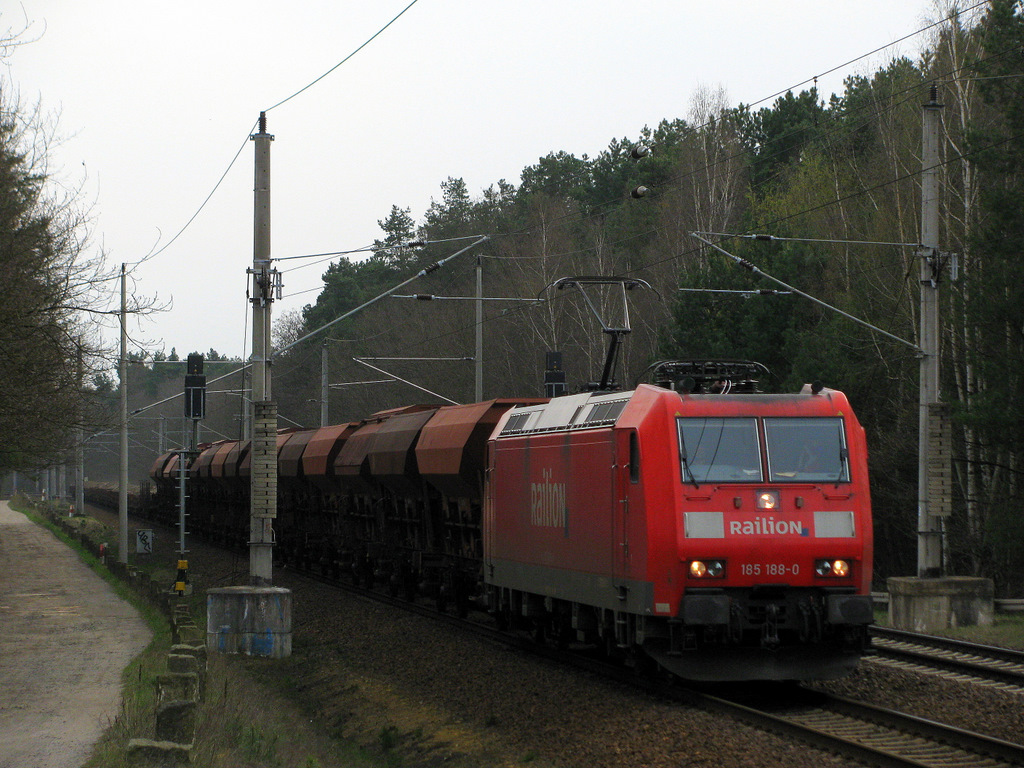 185 188-0 mit einem kurzen beladenen Sch�ttgutzug Richtung Berlin am 13.04.2010 Richtung Berlin durch Bestensee. Lang war es nicht mehr bis zur Schlie�ung der Strecke f�r ein Jahr.