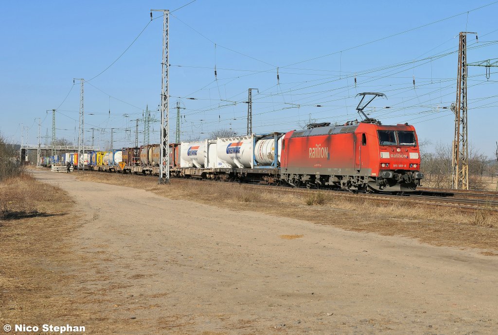 185 189-8 mit einem KLV-Zug f�r Polen rollt durch Saarmund (08.03.11)